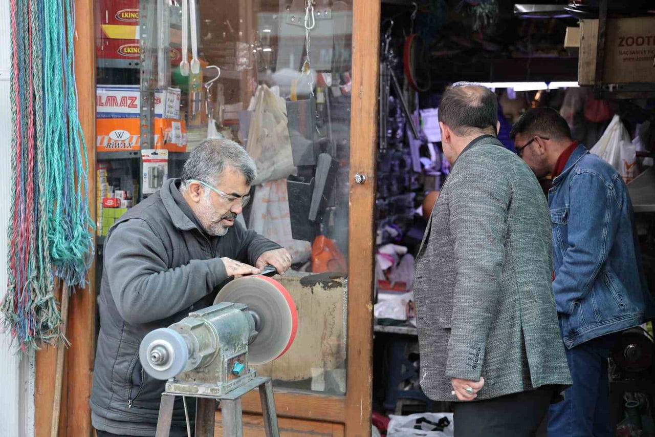 KIRŞEHİR’DE KURBAN BAYRAMI ÖNCESİ HAZIRLIKLARINI TAMAMLAMAK İSTEYEN VATANDAŞLAR, BIÇAK...