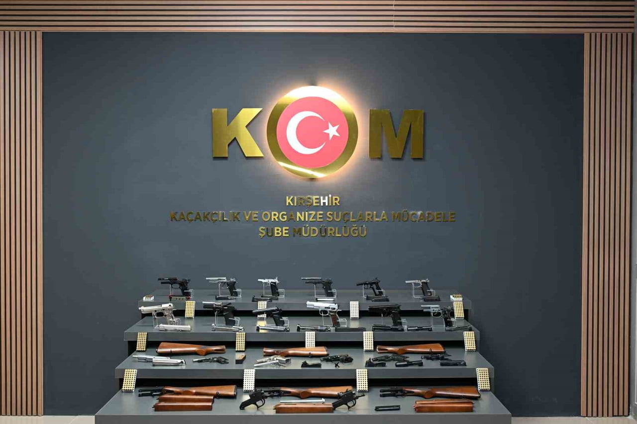KIRŞEHİR’DE, POLİS ÇOK SAYIDA SİLAH, SİLAH PARÇASI VE MÜHİMMAT ELE GEÇİRDİ.