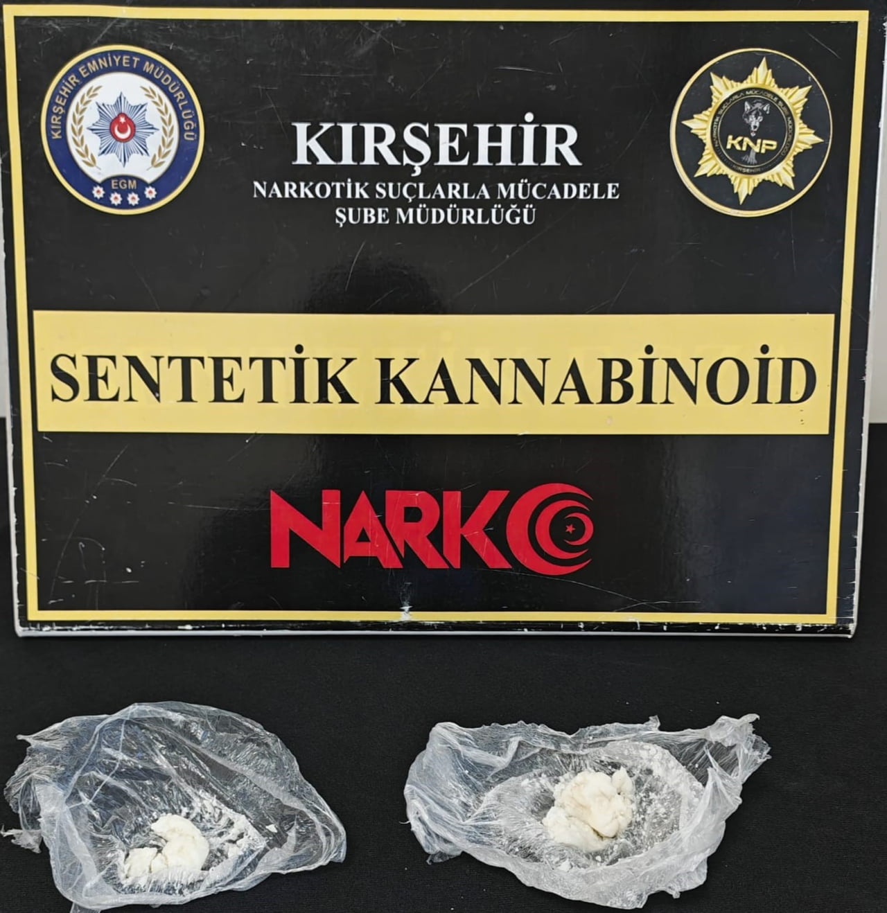 KIRŞEHİR’DE POLİS UYUŞTURUCU MADDE TİCARETİNE YÖNELİK EŞ ZAMANLI OPERASYON YAPTI GÖZALTINA ALINAN...