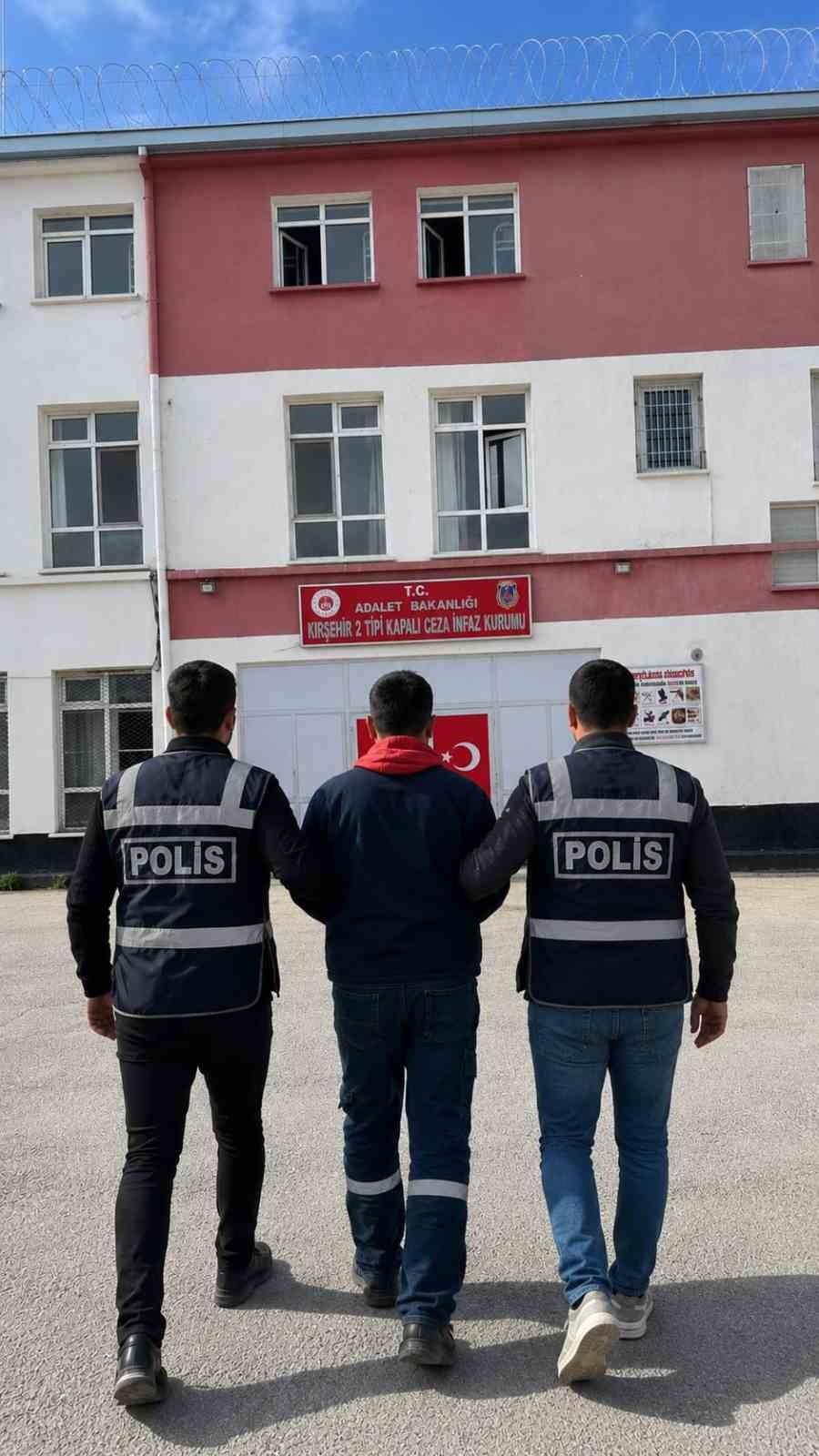 KIRŞEHİR EMNİYET MÜDÜRLÜĞÜ TARAFINDAN 10 FARKLI DOSYADAN ARANAN KİŞİ YAKALANDI.