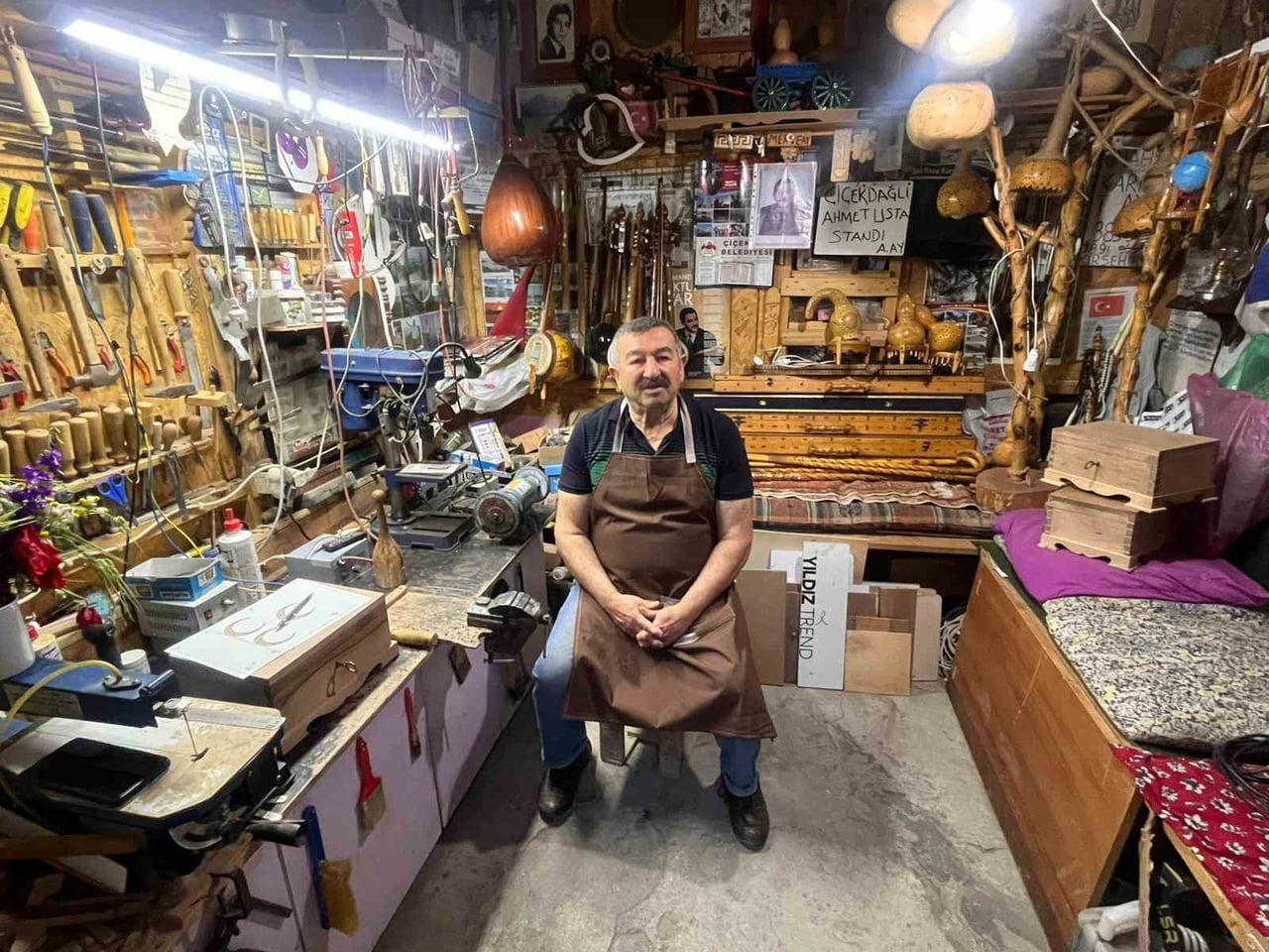 KIRŞEHİR’İN ÇİÇEKDAĞI İLÇESİNDE YAŞAYAN AHMET AY, YILLARDIR EL EMEĞİYLE ÜRETTİĞİ AHŞAP ESERLERLE...