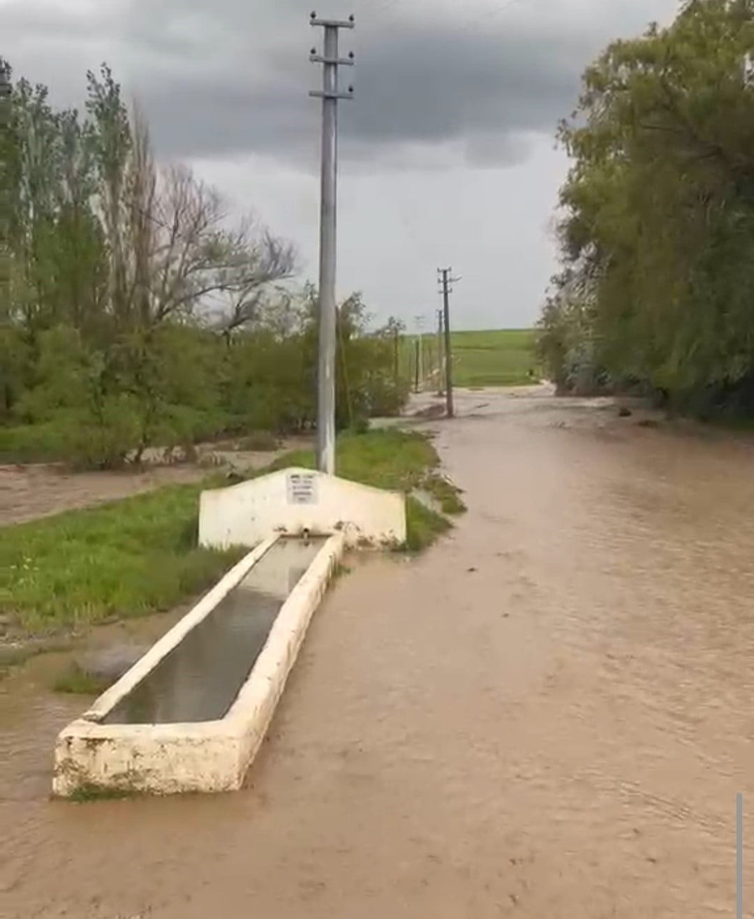 KIRŞEHİR’İN KAMAN İLÇESİNDE ÖĞLE SAATLERİNDE BAŞLAYAN SAĞANAK YAĞIŞ, BAYRAMÖZÜ KÖYÜNDE SELE...