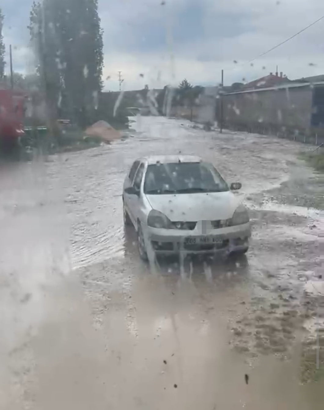 KIRŞEHİR’İN KAMAN İLÇESİNDE ÖĞLE SAATLERİNDE BAŞLAYAN SAĞANAK YAĞIŞ, BAYRAMÖZÜ KÖYÜNDE SELE...