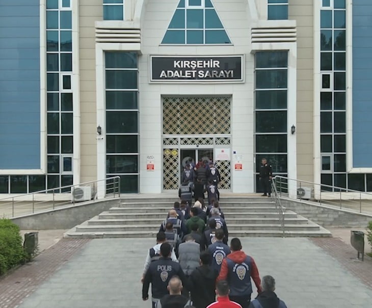KIRŞEHİR MERKEZLİ 8 İLDE YAPILAN SİBER DOLANDIRICILIK OPERASYONUNDA ADLİYEYE SEVK EDİLEN 18 KİŞİ...