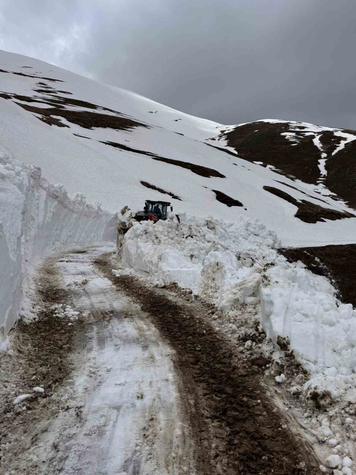 KIŞ MEVSİMİNİN ARDINDAN KAR NEDENİYLE UZUN SÜREDİR ULAŞIMA KAPALI BULUNAN YAYLA YOLLARINI ULAŞIMA...