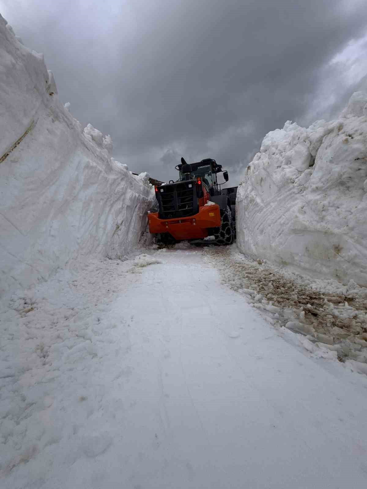 KIŞ MEVSİMİNİN ARDINDAN KAR NEDENİYLE UZUN SÜREDİR ULAŞIMA KAPALI BULUNAN YAYLA YOLLARINI ULAŞIMA...