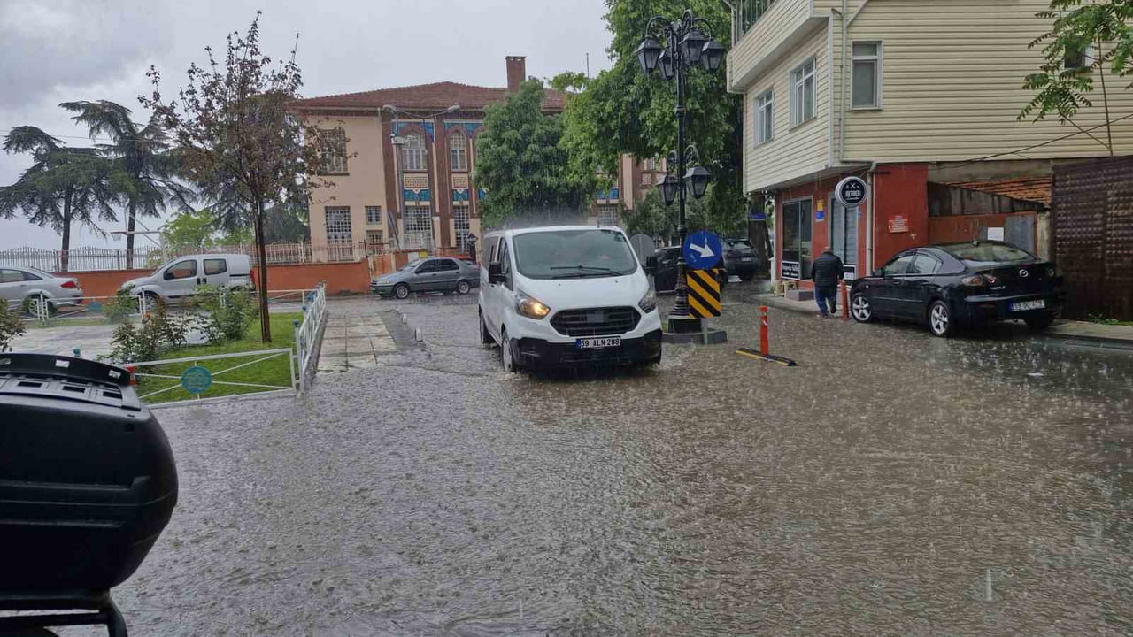KISA SÜREDE ETKİSİNİ ARTIRAN YAĞIŞ NEDENİYLE BAZI CADDE VE SOKAKLARDA BÜYÜK SU BİRİKİNTİLERİ...