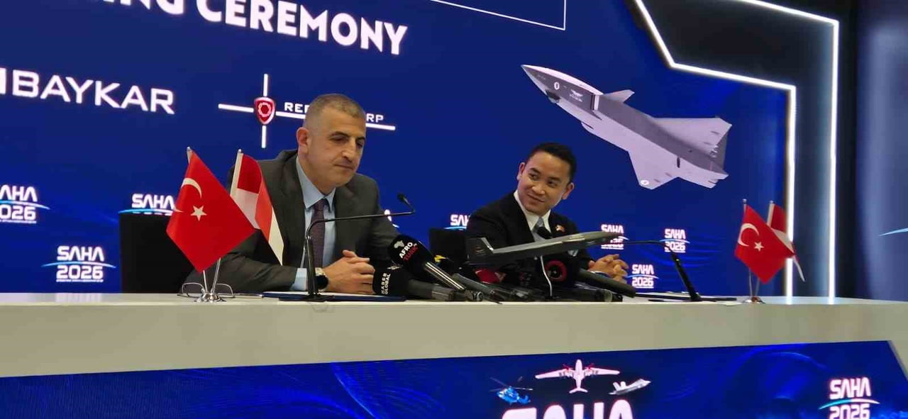 KIZIELMA'NIN İLK İHRACATI OLARAK TARİHE GEÇEN ANLAŞMAYA BAYKAR GENEL MÜDÜRÜ HALUK BAYRAKTAR VE...