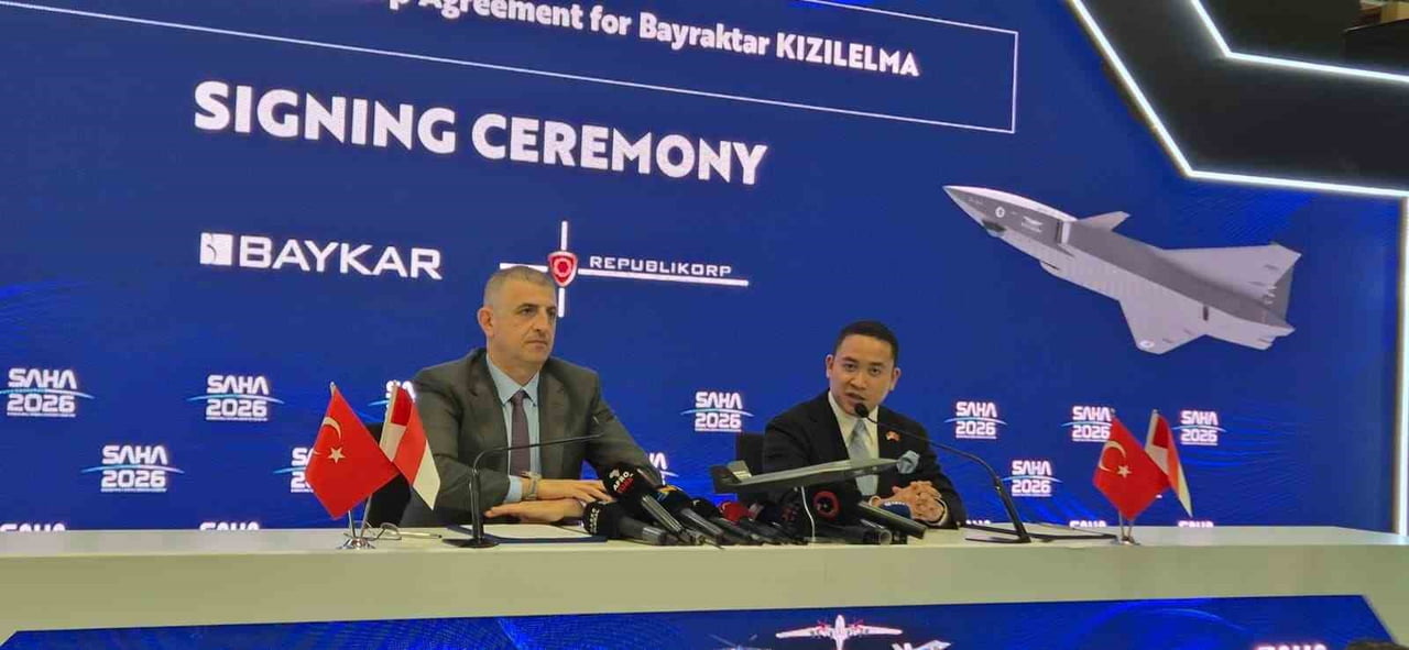 KIZIELMA'NIN İLK İHRACATI OLARAK TARİHE GEÇEN ANLAŞMAYA BAYKAR GENEL MÜDÜRÜ HALUK BAYRAKTAR VE...