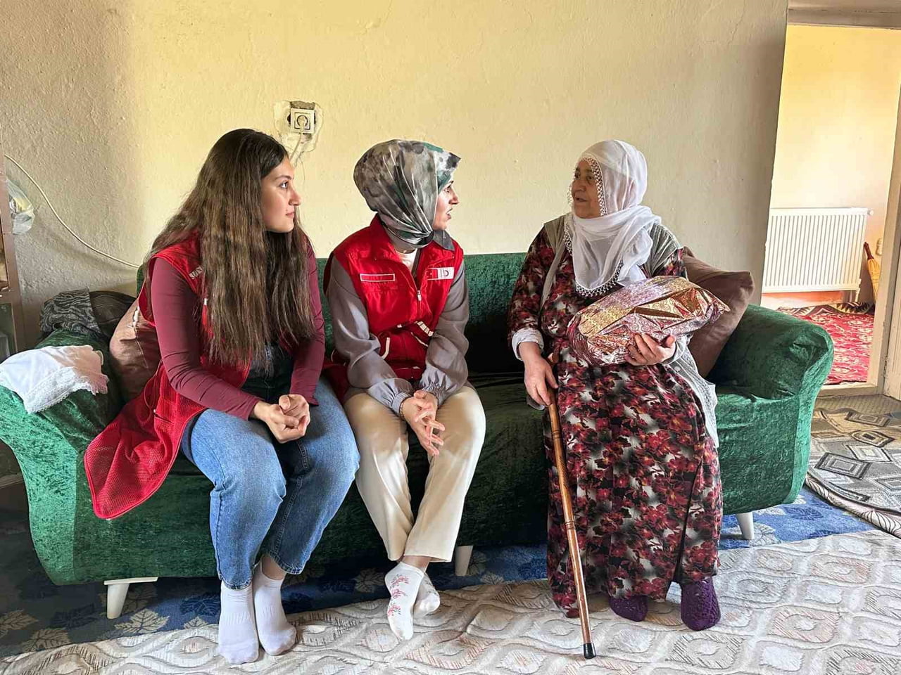 KIZILAY MURADİYE ŞUBESİ GÖNÜLLÜLERİ TARAFINDAN İLÇEDE YAŞAYAN ANNELERE YÖNELİK ANNELER GÜNÜ...