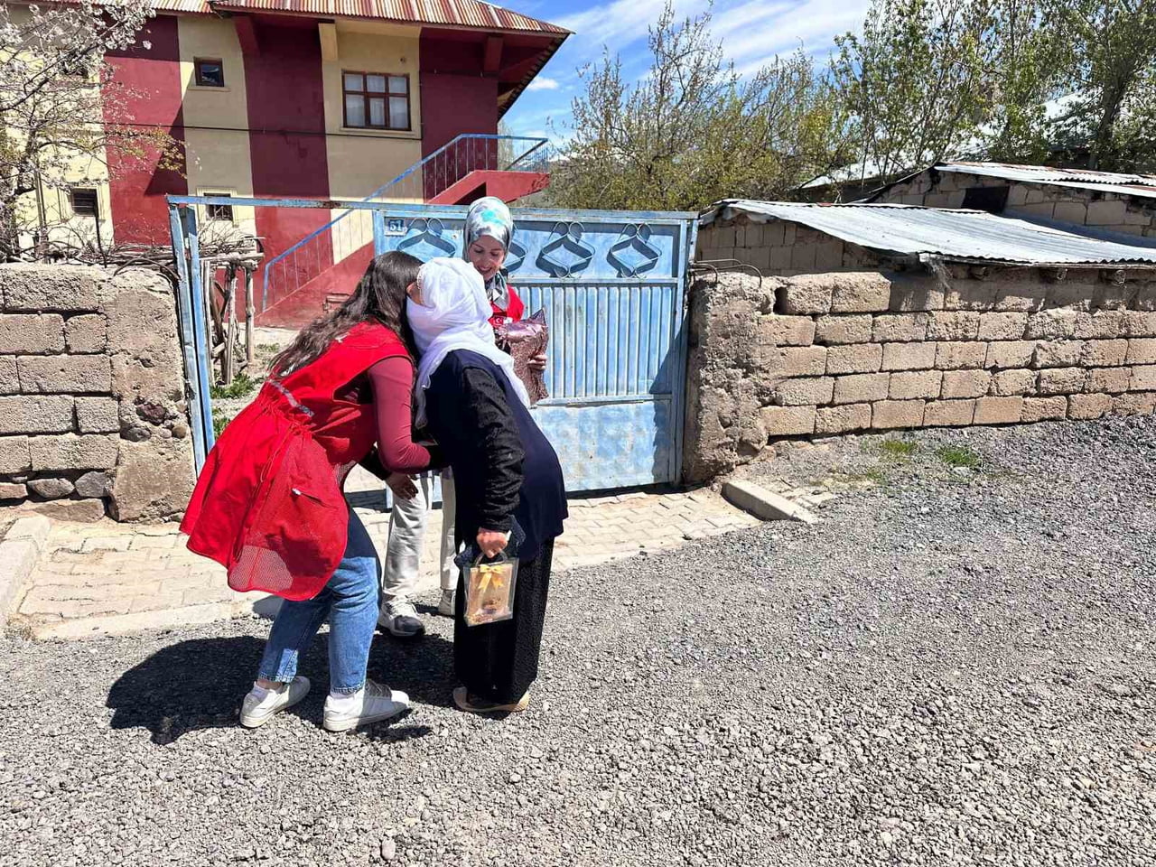 KIZILAY MURADİYE ŞUBESİ GÖNÜLLÜLERİ TARAFINDAN İLÇEDE YAŞAYAN ANNELERE YÖNELİK ANNELER GÜNÜ...