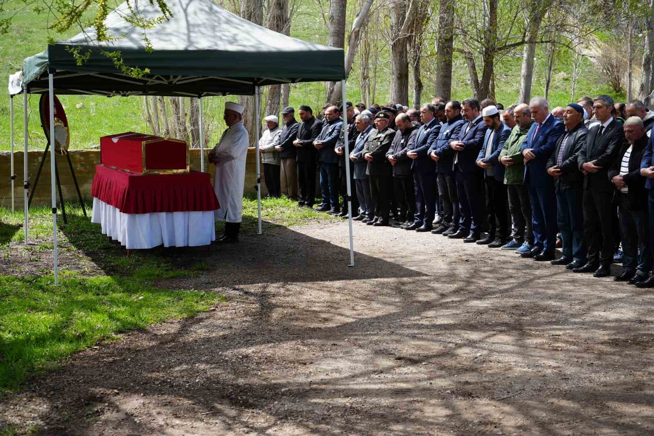 KIZINDAN KIBRIS GAZİSİ BABASINA VEDA: "BABAMLA GURUR DUYUYORUM"