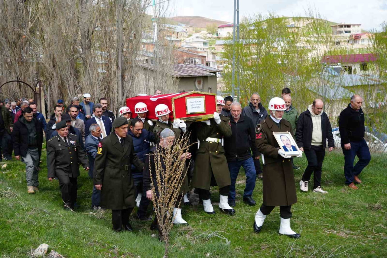 KIZINDAN KIBRIS GAZİSİ BABASINA VEDA: "BABAMLA GURUR DUYUYORUM"