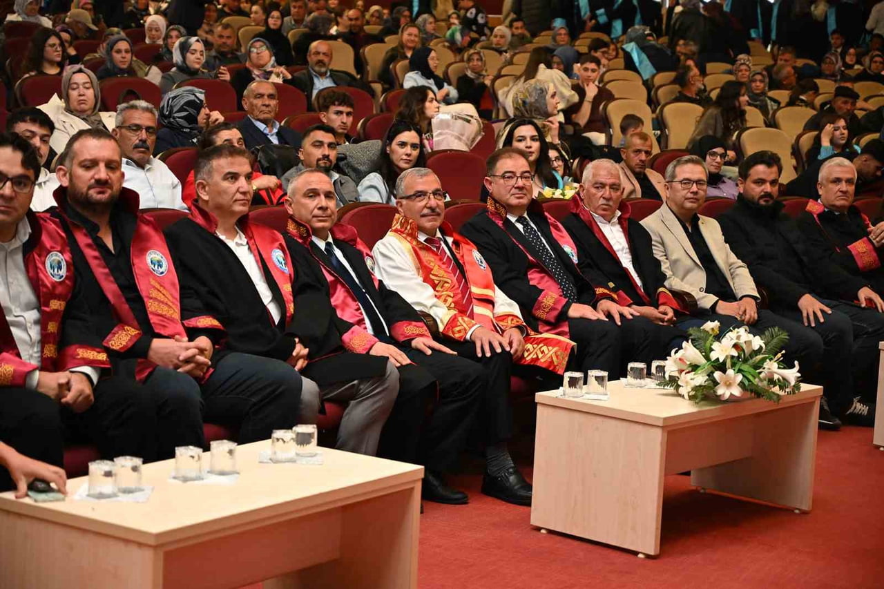 KMÜ 15 TEMMUZ KONFERANS SALONU’NDA DÜZENLENEN TÖRENE KMÜ REKTÖRÜ PROF. DR. MEHMET GAVGALI, REKTÖR...