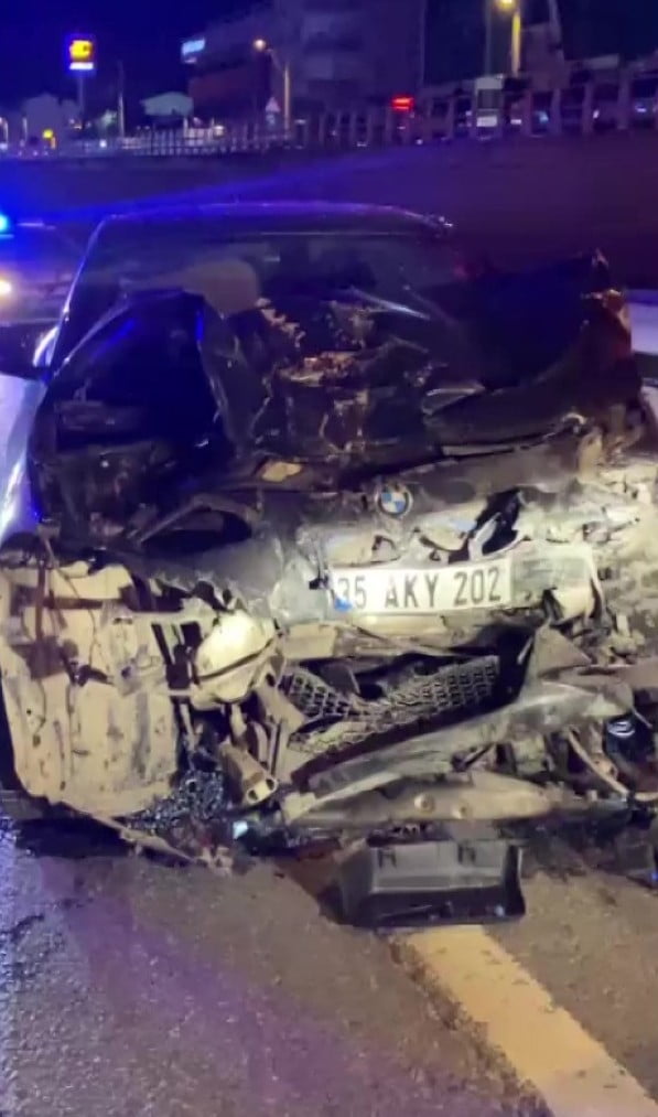 KOCAELİ'DE 2 MOTOSİKLET, HAFİF TİCARİ ARAÇ VE OTOMOBİLİN KARIŞTIĞI ZİNCİRLEME KAZADA 3 KİŞİ...