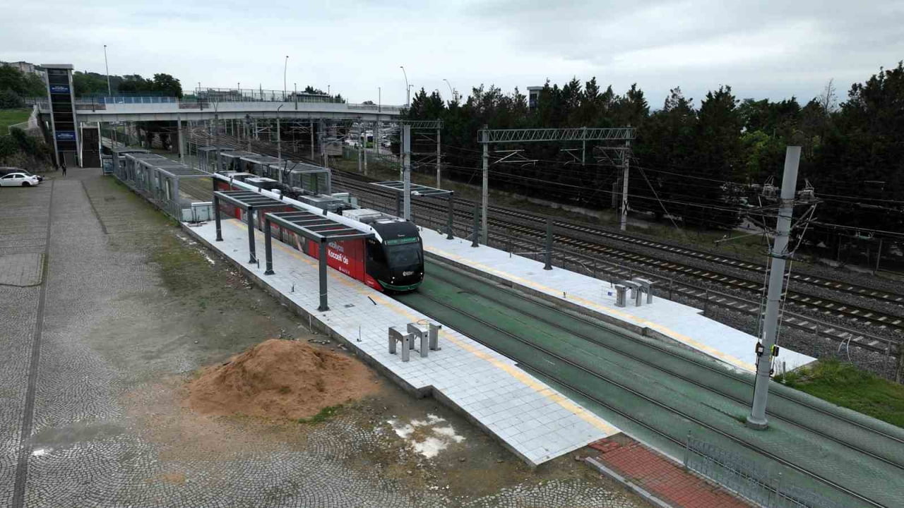KOCAELİ'DE AKÇARAY TRAMVAY HATTI'NDA YOLCU KAPASİTESİNİ ARTIRMAK AMACIYLA YÜRÜTÜLEN "ÇİFT DİZİ...