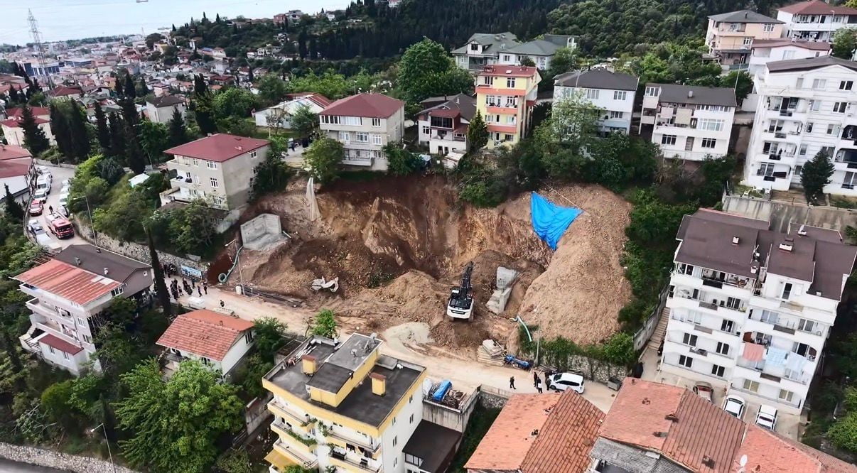KOCAELİ'DE BİR İNŞAATIN TEMEL KAZISI SIRASINDA TOPRAĞIN KAYDIĞI VE 5 BİNANIN TAHLİYE EDİLİĞİ...