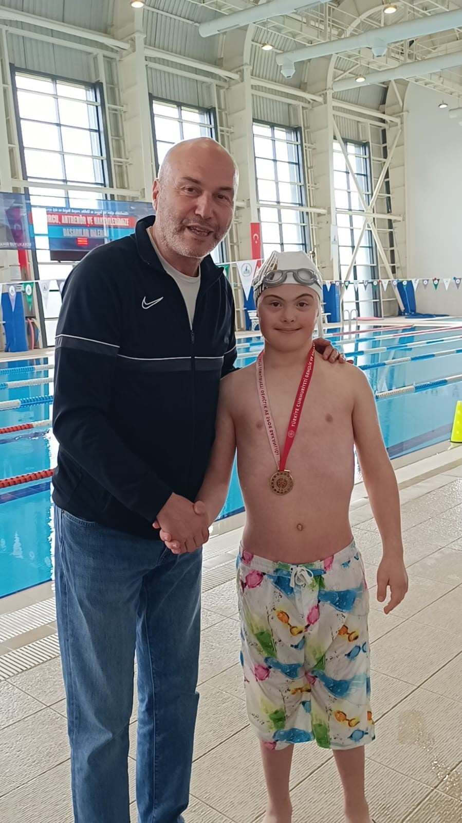 KOCAELİ'DE DÜZENLENEN ÖZEL SPORCULAR YÜZME YARIŞLARINDA 50 METRE SERBEST STİLDE İL BİRİNCİSİ OLAN...