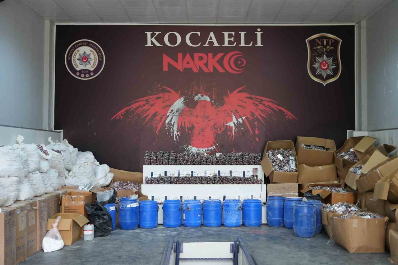 KOCAELİ'DE DÜZENLENEN UYUŞTURUCU OPERASYONUNDA 1 MİLYON 700 BİN SENTETİK ECZA HAP İLE YAKLAŞIK 3...