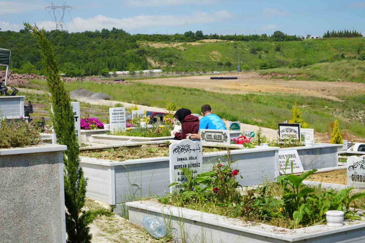 KOCAELİ'DE KURBAN BAYRAMI ARİFESİNDE YAKINLARININ KABİRLERİNİ ZİYARET EDEN VATANDAŞLAR DUYGU DOLU...