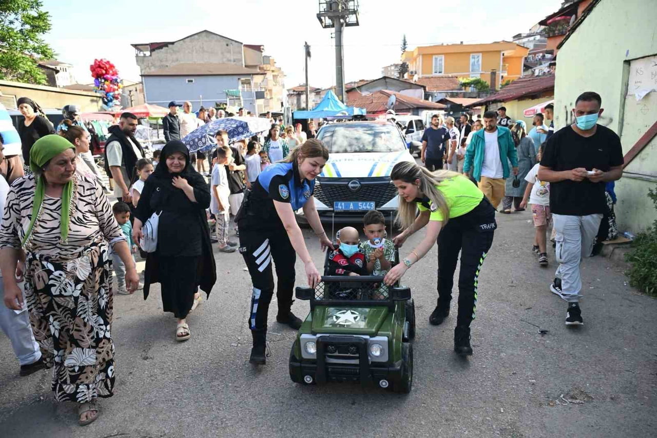 KOCAELİ'DE POLİS EKİPLERİ, KURBAN BAYRAMI ÖNCESİNDE LÖSEMİ TEDAVİSİ GÖREN 2 YAŞINDAKİ HALİME...