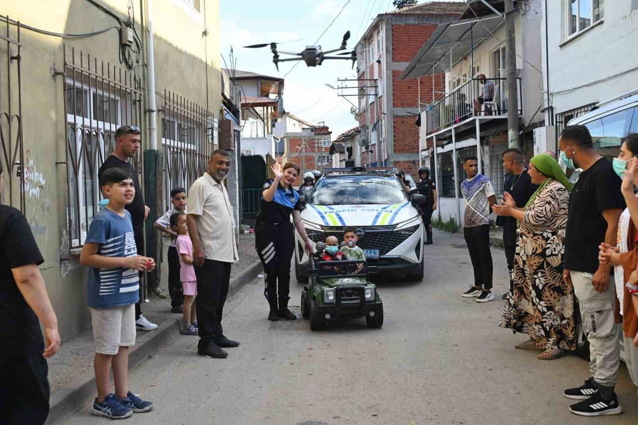 KOCAELİ'DE POLİS EKİPLERİ, KURBAN BAYRAMI ÖNCESİNDE LÖSEMİ TEDAVİSİ GÖREN 2 YAŞINDAKİ HALİME...