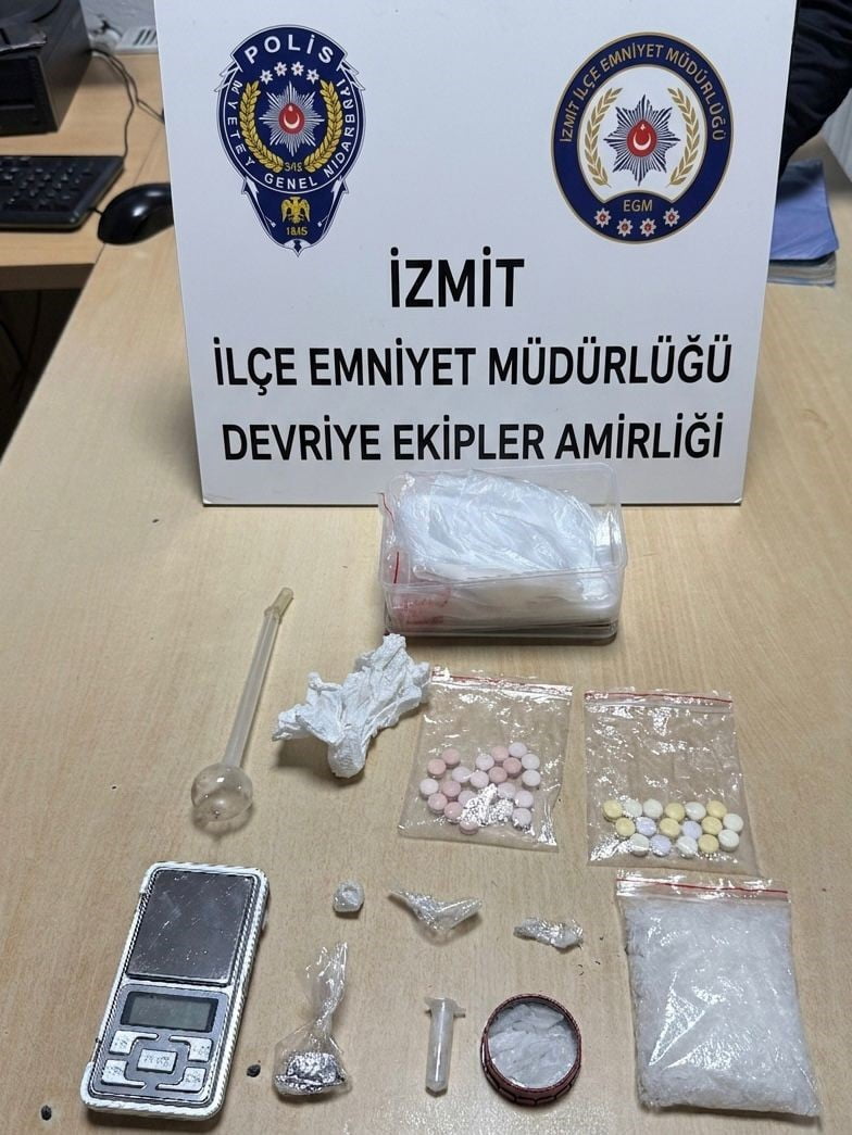 KOCAELİ'DE POLİS EKİPLERİNCE DURDURULAN BİR ARAÇTA YAPILAN ARAMADA 81,49 GRAM METAMFETAMİN VE 40...
