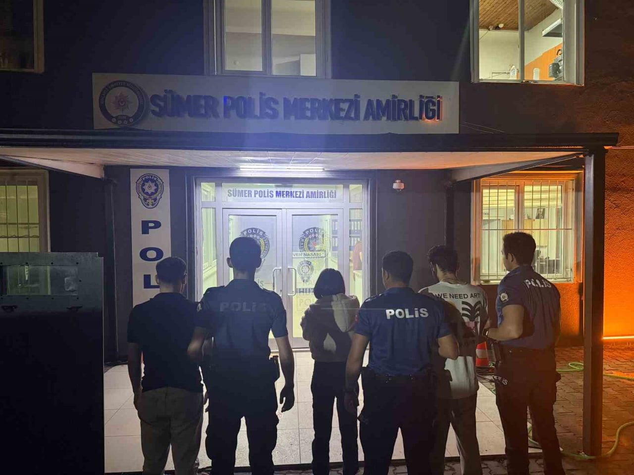 KOCAELİ'DE POLİS EKİPLERİNCE DURDURULAN BİR ARAÇTA YAPILAN ARAMADA 81,49 GRAM METAMFETAMİN VE 40...
