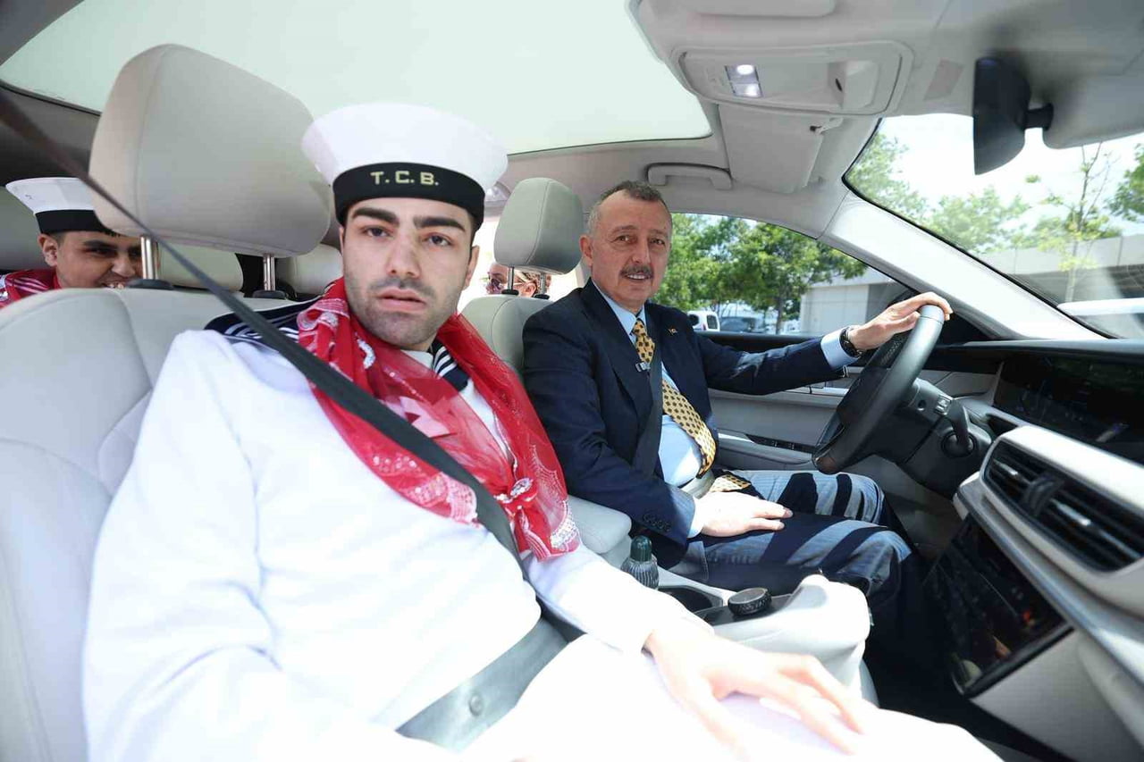 KOCAELİ'DE TEMSİLİ ASKERLİK YAPACAK 35 ÖZEL GENÇ İÇİN DÜZENLENEN UĞURLAMA TÖRENİ RENKLİ...