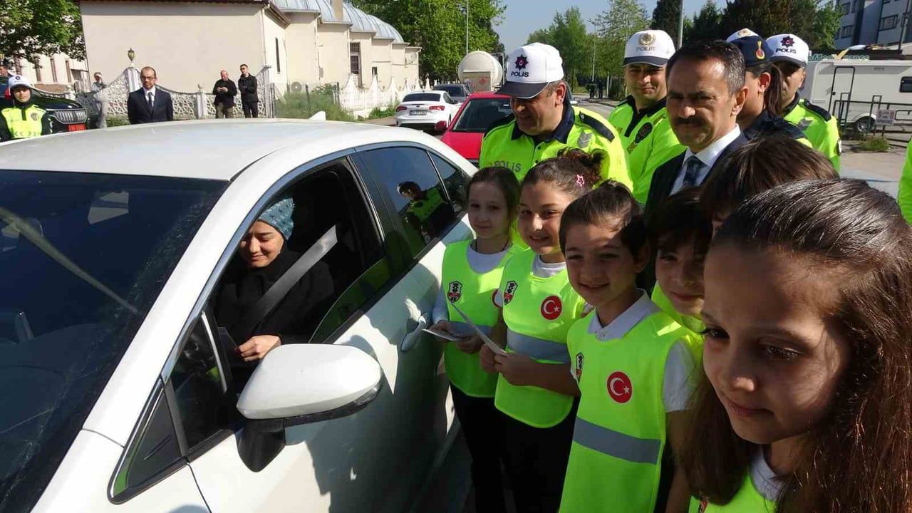 KOCAELİ'DE TRAFİK HAFTASI KAPSAMINDA DÜZENLENEN ETKİNLİKTE İLKOKUL ÖĞRENCİLERİ, SÜRÜCÜLERE BROŞÜR...