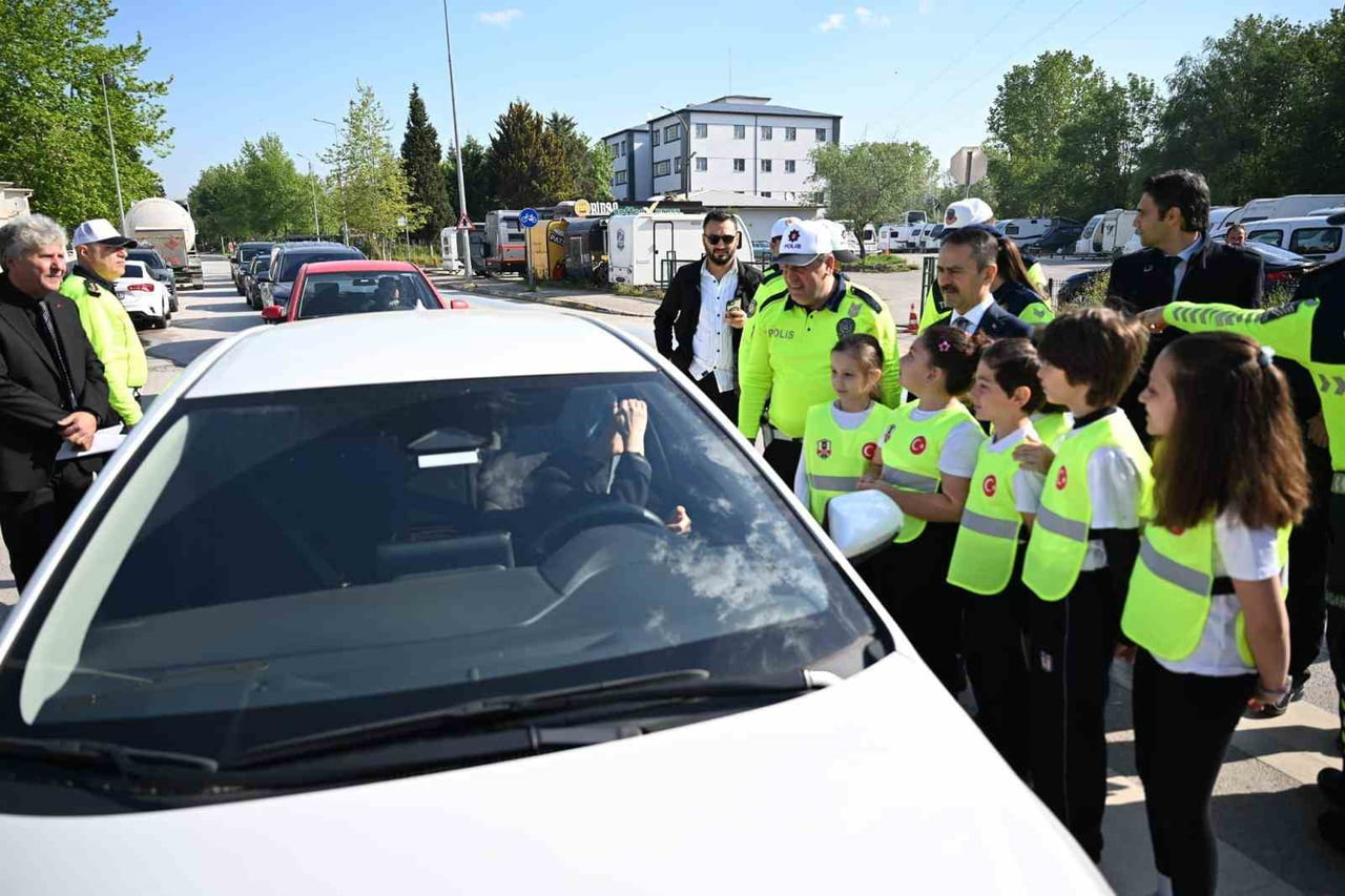 KOCAELİ'DE TRAFİK HAFTASI KAPSAMINDA DÜZENLENEN ETKİNLİKTE İLKOKUL ÖĞRENCİLERİ, SÜRÜCÜLERE BROŞÜR...