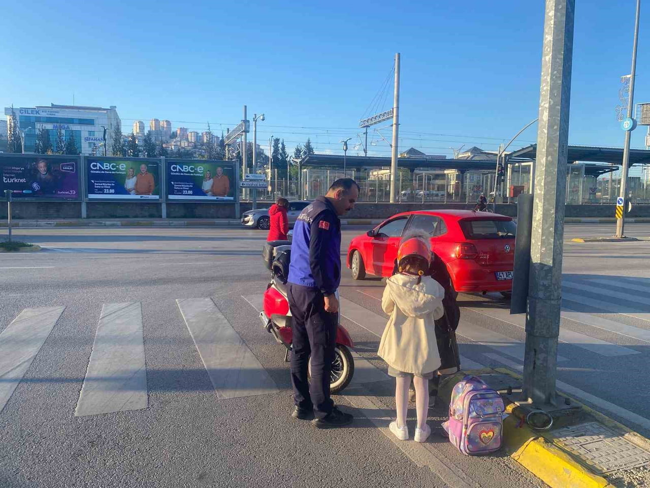 KOCAELİ'DE ZABITA EKİPLERİ, DEVRİYE SIRASINDA KARŞILAŞTIKLARI TRAFİK KAZASINA MÜDAHALE EDEREK...