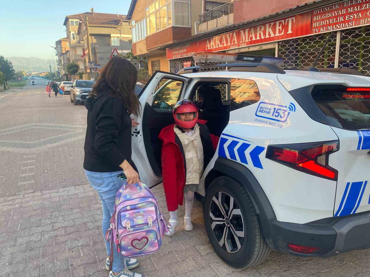 KOCAELİ'DE ZABITA EKİPLERİ, DEVRİYE SIRASINDA KARŞILAŞTIKLARI TRAFİK KAZASINA MÜDAHALE EDEREK...