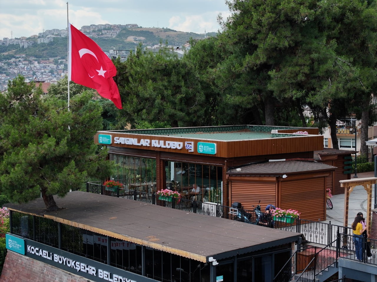 KOCAELİ'DEKİ SAYGINLAR KULÜBÜ'NDE YAŞLILAR VE ÜNİVERSİTELİLERİ BİR ARAYA GETİREN "MANEVİ TORUNUM...