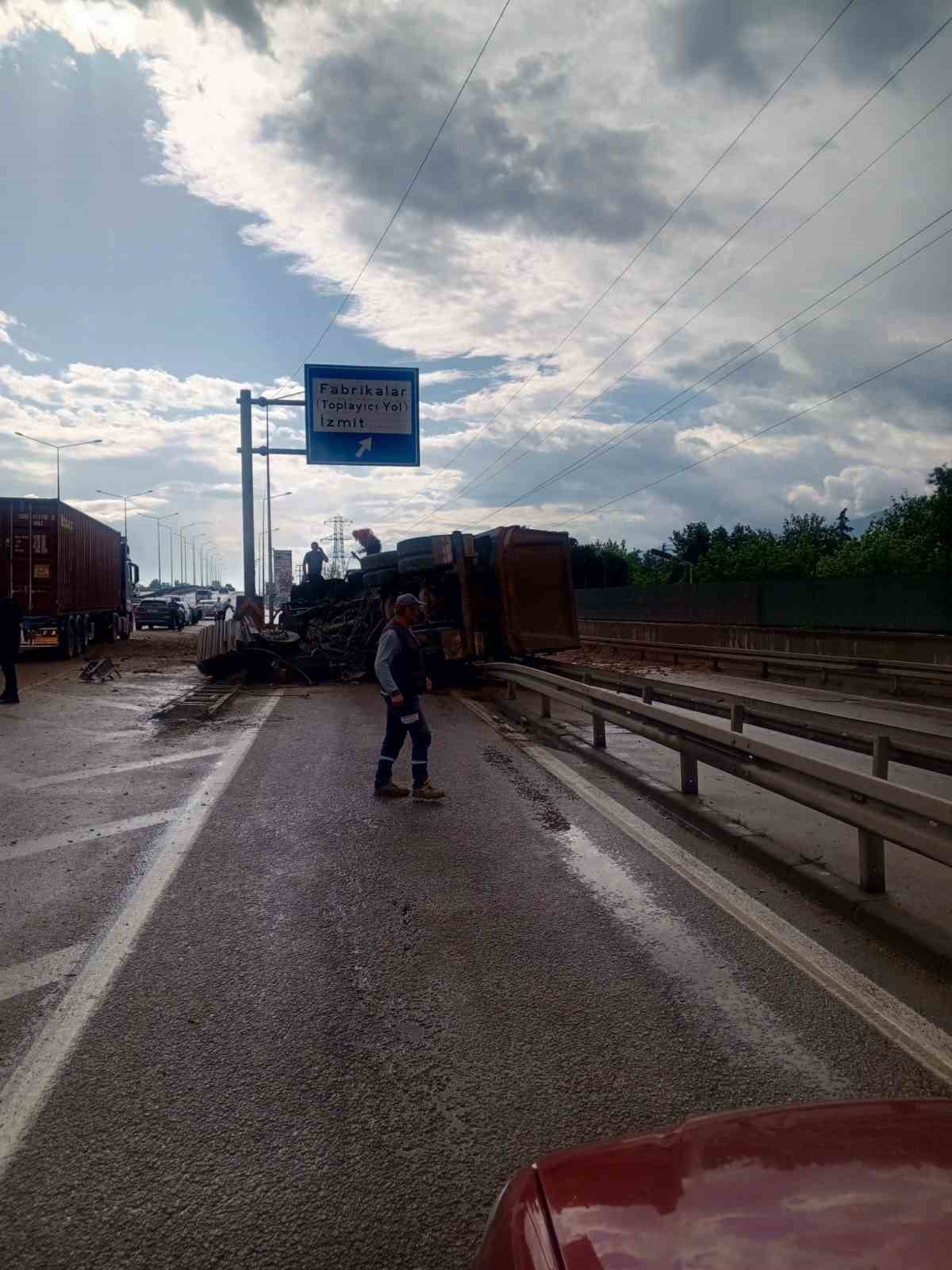 KOCAELİ'NİN BAŞİSKELE İLÇESİNDE YOLA ANİDEN ÇIKAN KÖPEĞE ÇARPMAMAK İÇİN MANEVRA YAPAN HAFRİYAT...