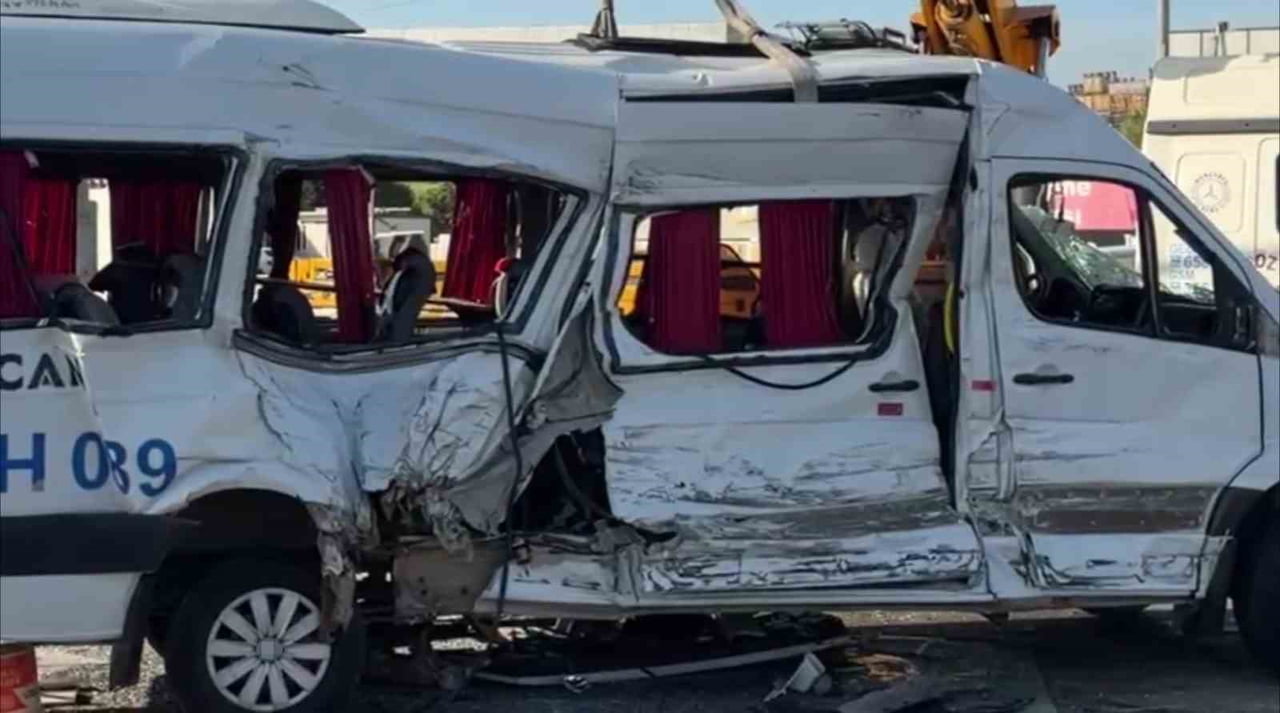 KOCAELİ'NİN ÇAYIROVA İLÇESİNDE İŞÇİ SERVİSİ İLE TIRIN ÇARPIŞMASI SONUCU MEYDANA GELEN KAZADA AĞIR...