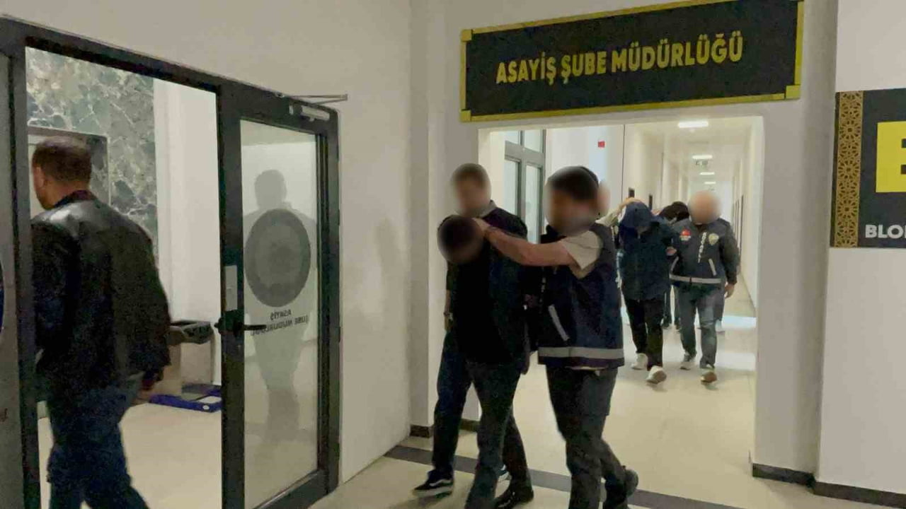 KOCAELİ'NİN DARICA İLÇESİNDE BİR EVDEN 25 BİN LİRA DEĞERİNDE DİZÜSTÜ BİLGİSAYAR İLE BERABERİNDEKİ...
