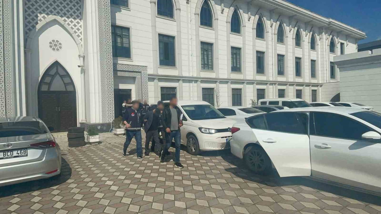 KOCAELİ'NİN DARICA İLÇESİNDE BİR EVDEN 25 BİN LİRA DEĞERİNDE DİZÜSTÜ BİLGİSAYAR İLE BERABERİNDEKİ...