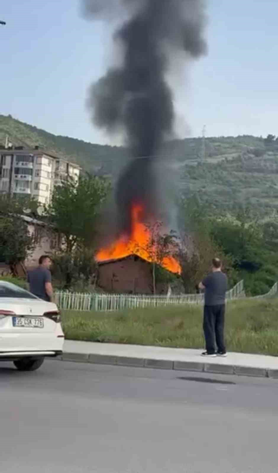 KOCAELİ'NİN DERİNCE İLÇESİNDE TEK KATLI EVDE ÇIKAN YANGIN İTFAİYE EKİPLERİNCE...