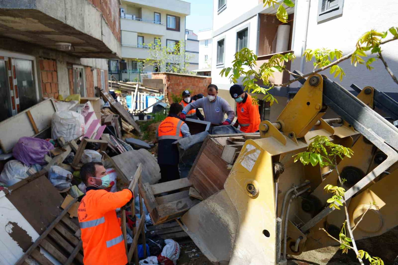 KOCAELİ'NİN GEBZE İLÇESİNDE EMEKLİ VATANDAŞIN YENİ YAPTIRDIĞI EVİNİN BAHÇESİNDE SATMAK İÇİN...