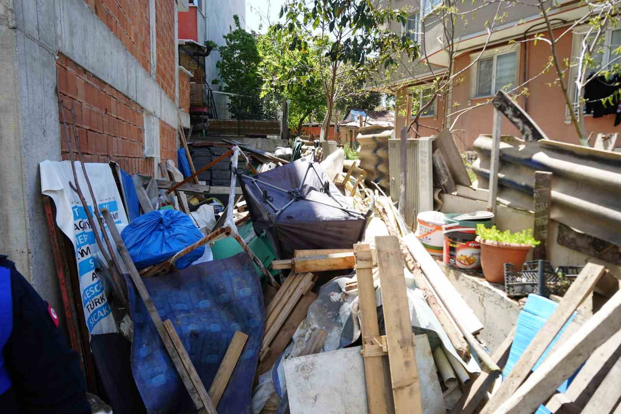 KOCAELİ'NİN GEBZE İLÇESİNDE EMEKLİ VATANDAŞIN YENİ YAPTIRDIĞI EVİNİN BAHÇESİNDE SATMAK İÇİN...