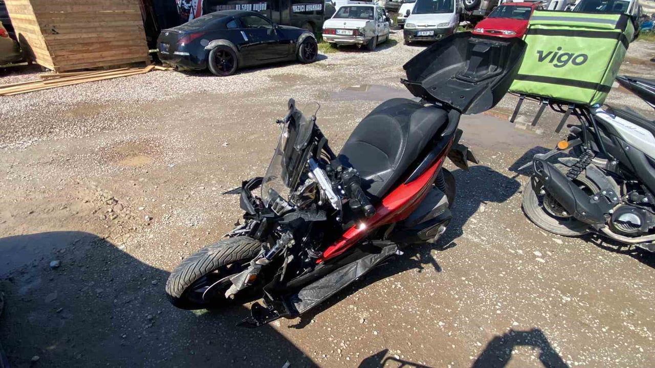 KOCAELİ'NİN GÖLCÜK İLÇESİNDE HIZLA İLERLEYEN MOTOSİKLETİN PİKABA YANDAN ÇARPMASI SONUCU 2 KİŞİ...