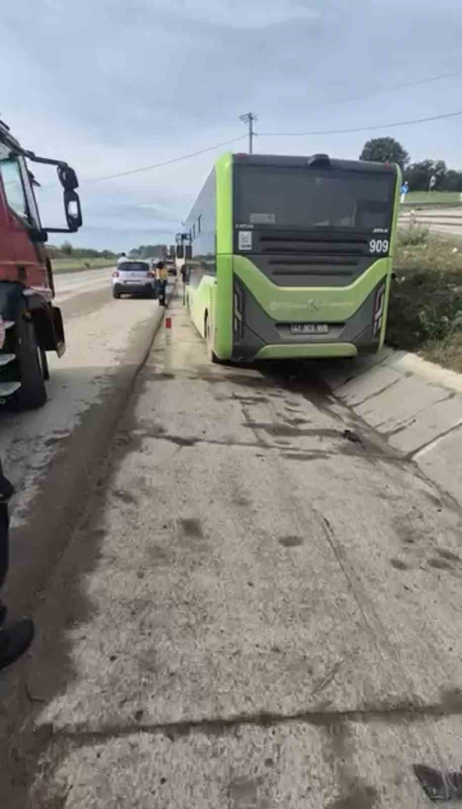 KOCAELİ'NİN İZMİT İLÇESİNDE BELEDİYE OTOBÜSÜ İLE OTOMOBİLİN ÇARPIŞMASI SONUCU 3 KİŞİ...