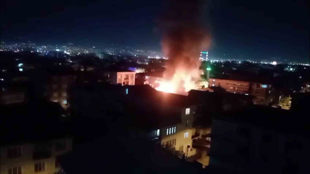 KOCAELİ'NİN İZMİT İLÇESİNDE BİNANIN ÇATISINDA ÇIKAN YANGIN YÜREKLERİ AĞZA GETİRDİ. GECEYİ ADETA...