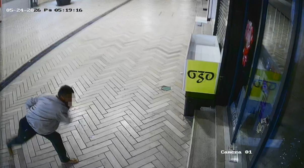 KOCAELİ'NİN İZMİT İLÇESİNDE CADDE ÜZERİNDEKİ BAZI DÜKKANLARIN CAMLARINI TAHTA VE TAŞLARLA KIRAN...