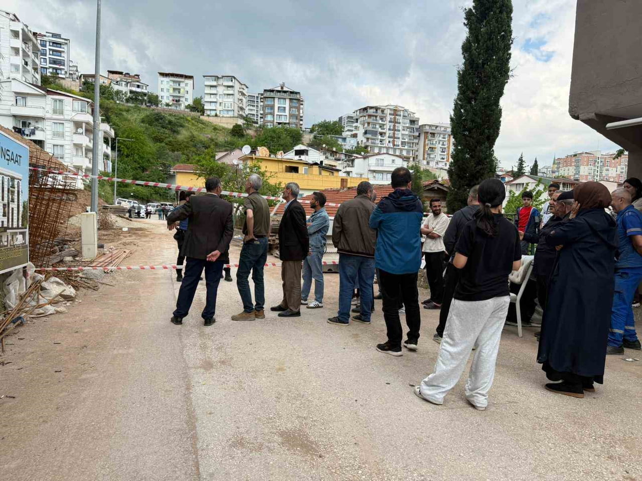 KOCAELİ'NİN İZMİT İLÇESİNDE İSTİNAT DUVARI YAPIM ÇALIŞMALARI SIRASINDA MEYDANA GELEN TOPRAK...