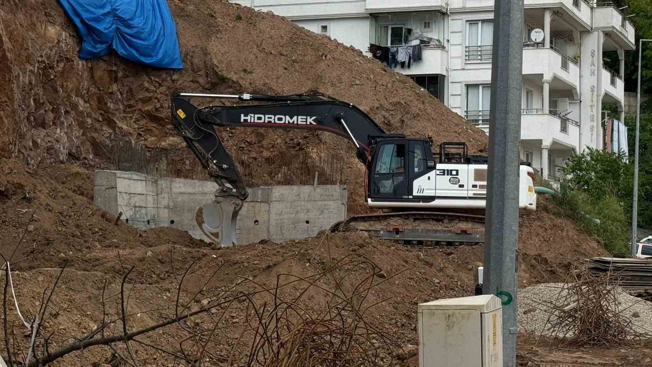 KOCAELİ'NİN İZMİT İLÇESİNDE TEMEL KAZISI SIRASINDA TOPRAK KAYMASINA YOL AÇARAK 5 BİNANIN TAHLİYE...