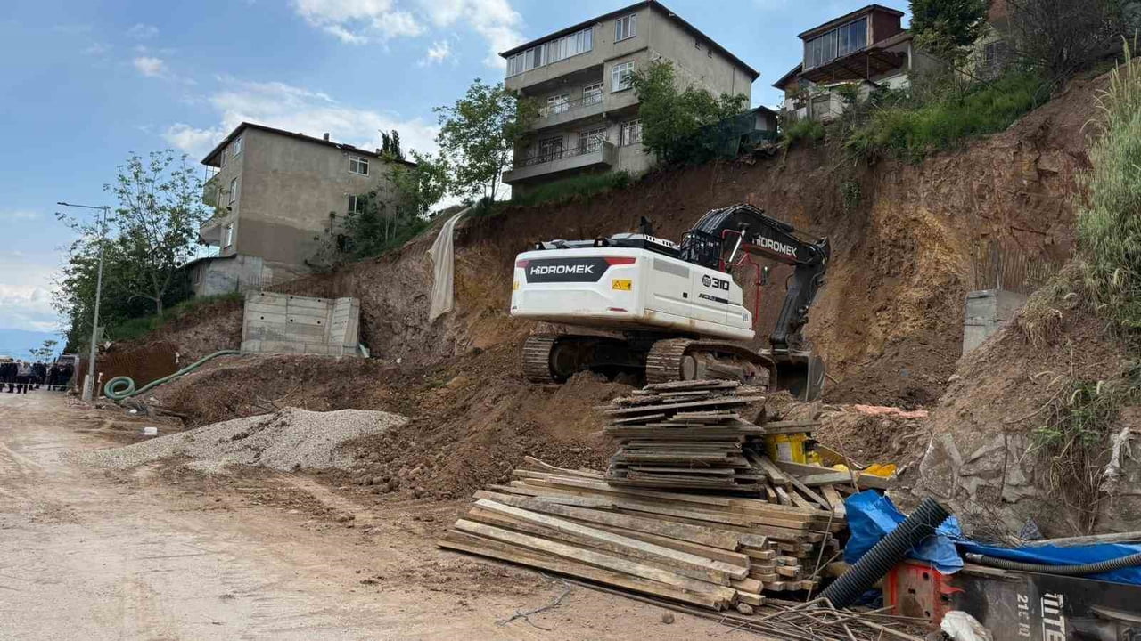 KOCAELİ'NİN İZMİT İLÇESİNDE TEMEL KAZISI SIRASINDA TOPRAK KAYMASINA YOL AÇARAK 5 BİNANIN TAHLİYE...