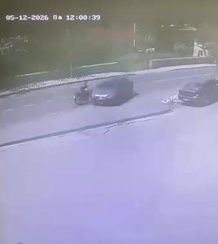 KOCAELİ'NİN KARTEPE İLÇESİNDE OTOMOBİLLE ÇARPIŞAN MOTOSİKLET SÜRÜCÜSÜ YARALANIRKEN, KAZA ANI İŞ...