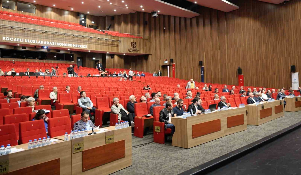 KOCAELİ BÜYÜKŞEHİR BELEDİYE BAŞKANI TAHİR BÜYÜKAKIN, İZMİT KÖRFEZİ DİP ÇAMURU TEMİZLİĞİ PROJESİNE...